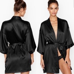Victoria’s Secret black satin robe - M